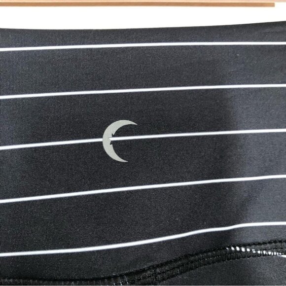ZYIA Active Black and White Stripe Light n Tight Pocket Capri Size 6-8 - Picture 4 of 6